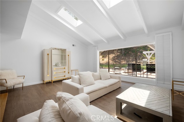 4035 Ellenita Avenue, Tarzana CA: https://media.crmls.org/medias/155ebd6f-3204-4604-9025-f9e95bd89b34.jpg