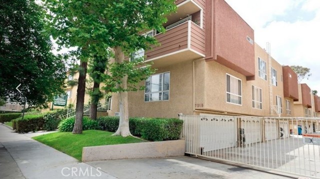 Detail Gallery Image 1 of 35 For 7319 Hazeltine Ave #19,  Van Nuys,  CA 91405 - 3 Beds | 2/1 Baths