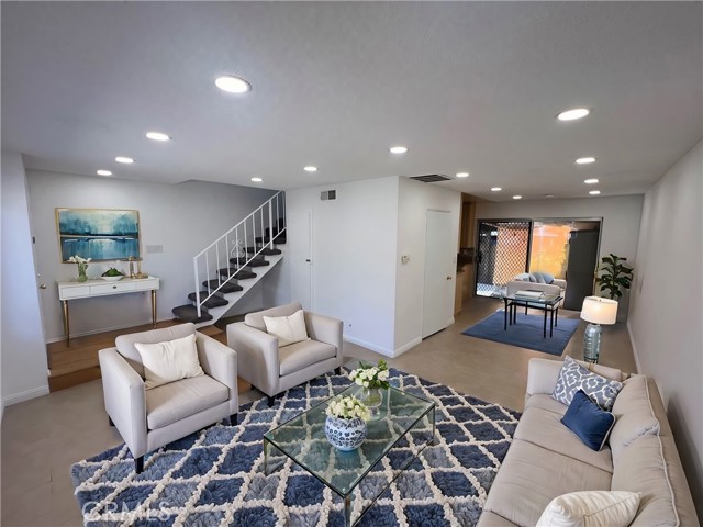 Detail Gallery Image 3 of 17 For 6635 Wilbur Ave #36,  Reseda,  CA 91335 - 3 Beds | 1/1 Baths