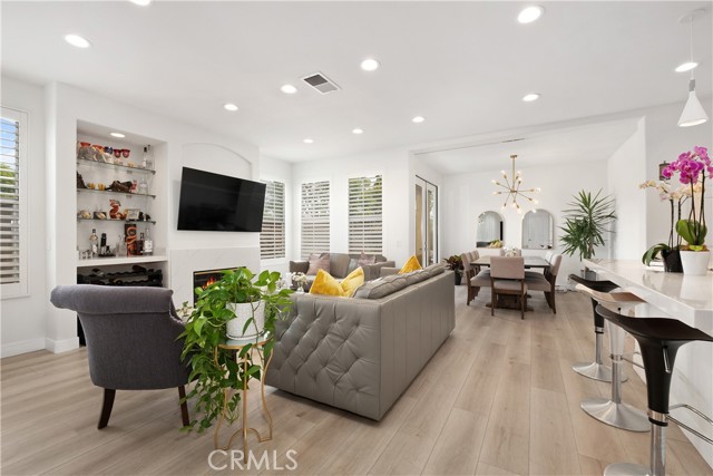 17 Crescent City, Irvine CA: https://media.crmls.org/medias/156602ae-2ffc-4d74-8fc4-ab85c3a93718.jpg