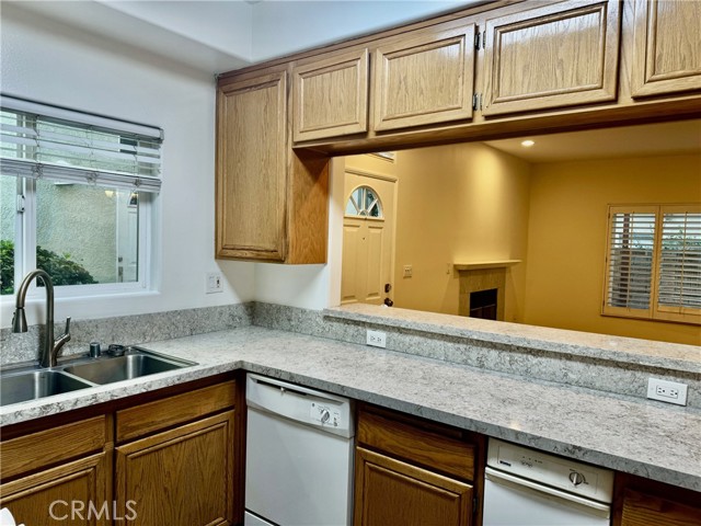 Detail Gallery Image 7 of 26 For 18930 Sherman Way #17,  Reseda,  CA 91335 - 4 Beds | 3 Baths