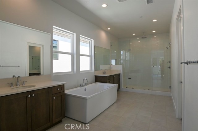 Detail Gallery Image 23 of 65 For 20552 Edgewood Ct, Chatsworth,  CA 91311 - 5 Beds | 5/1 Baths