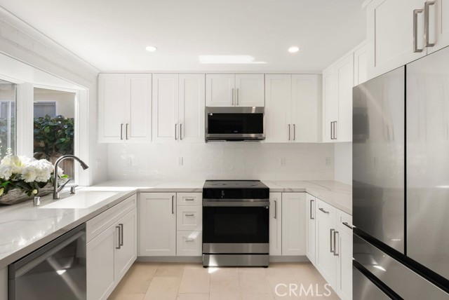 Detail Gallery Image 13 of 45 For 410 Acacia Ave #1/2,  Corona Del Mar,  CA 92657 - 3 Beds | 3 Baths