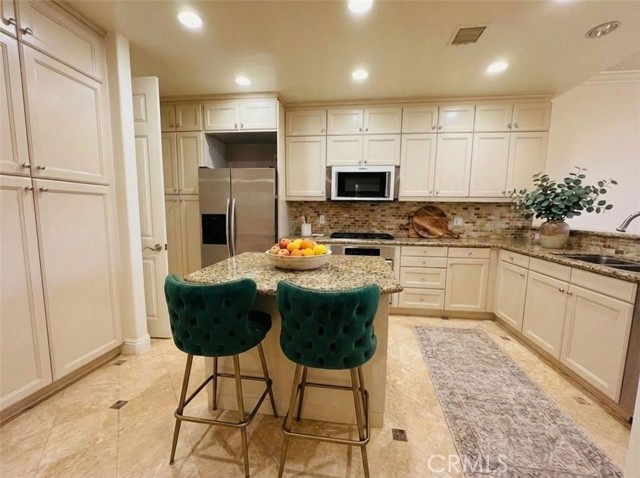 Detail Gallery Image 7 of 14 For 143 N Arnaz #204,  Beverly Hills,  CA 90211 - 2 Beds | 2/1 Baths