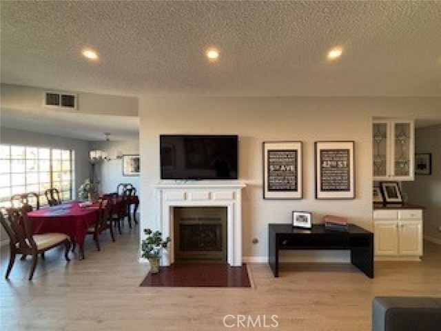 Detail Gallery Image 3 of 7 For 4430 Noble Ave #202,  Sherman Oaks,  CA 91403 - 2 Beds | 2 Baths