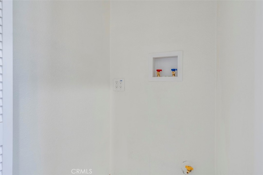 https://media.crmls.org/medias/15765c7b-bf0c-4f55-a2f7-e1a0d29c6d99.jpg?preset=X-Large