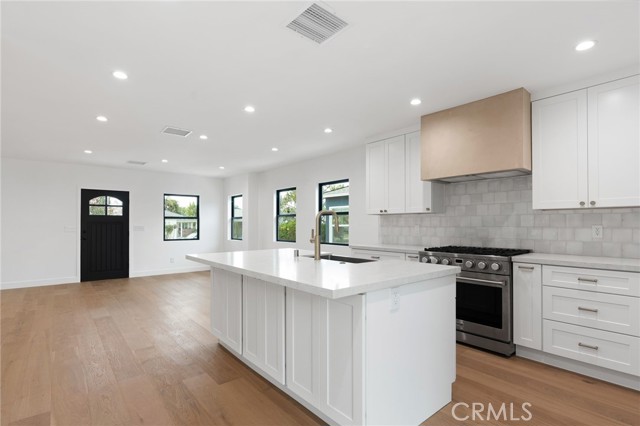 8334 Winsford Avenue, Los Angeles CA: https://media.crmls.org/medias/157b1ee7-9980-4ee8-8b31-454d04d64aa0.jpg