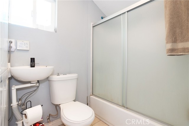 6402 Graves Avenue, Van Nuys CA: https://media.crmls.org/medias/157b4069-2354-44ce-8013-242b15173cd5.jpg