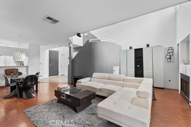 Detail Gallery Image 2 of 33 For 6036 Hazelhurst #C,  North Hollywood,  CA 91606 - 1 Beds | 2 Baths