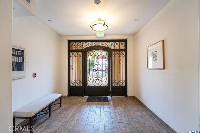 Detail Gallery Image 4 of 36 For 10523 Ashton Ave #202,  Los Angeles,  CA 90024 - 2 Beds | 2/1 Baths