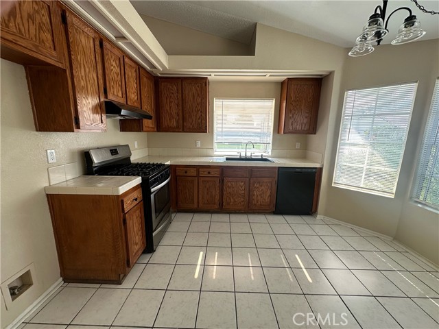 Detail Gallery Image 3 of 11 For 122 Plymoth, San Bernardino,  CA 92408 - 4 Beds | 2 Baths