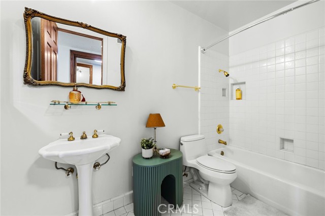 533 E Sierra Madre Avenue, Glendora CA: https://media.crmls.org/medias/15831af6-e18c-4d7e-85c2-2698b3506b41.jpg