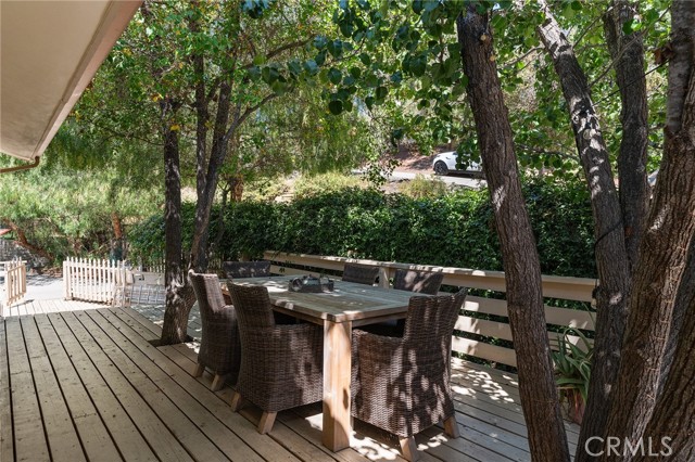 1733 Arteique Rd, Topanga CA: https://media.crmls.org/medias/158504de-8601-4015-bed4-1de41144208d.jpg