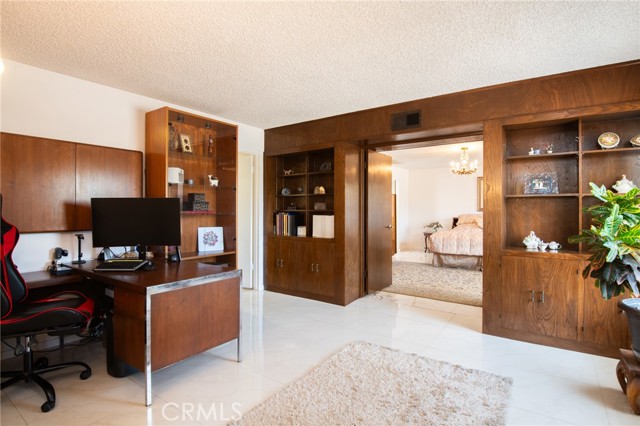 5295 Bronson Way, Riverside CA: https://media.crmls.org/medias/1589968a-a940-48de-9875-efc63c2a5539.jpg