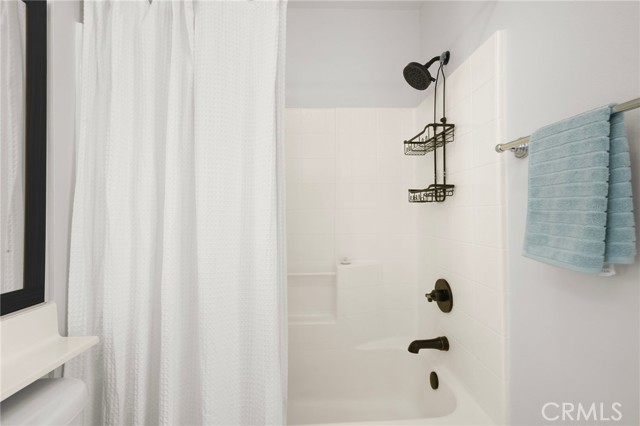 Detail Gallery Image 16 of 27 For 305 E Valencia Ave #E,  Burbank,  CA 91502 - 2 Beds | 2/1 Baths