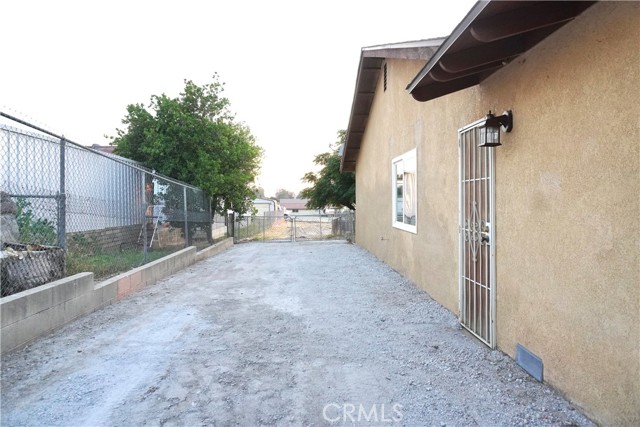 5187 Cedar Street, Jurupa Valley CA: https://media.crmls.org/medias/15902160-a4a6-4376-b591-a081ea19beb4.jpg