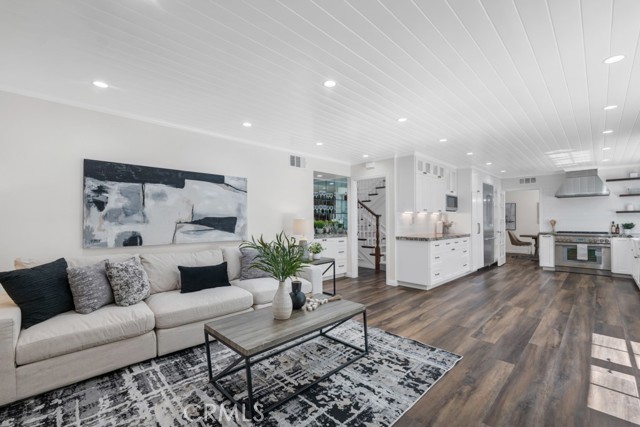 Detail Gallery Image 11 of 25 For 21438 Mulholland, Woodland Hills,  CA 91364 - 5 Beds | 3 Baths