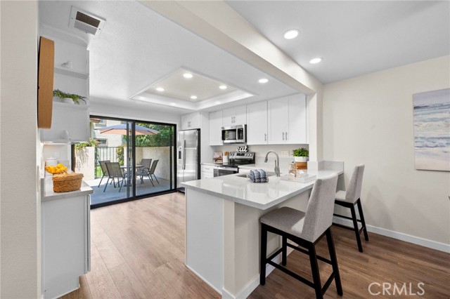 18325 Gum Tree Lane, Huntington Beach CA: https://media.crmls.org/medias/159806cb-6392-462b-b35d-73a4f0317b69.jpg