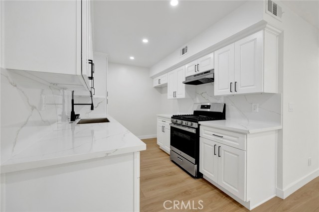 Detail Gallery Image 8 of 30 For 17303 Chatsworth St #4,  Granada Hills,  CA 91344 - 2 Beds | 1/1 Baths