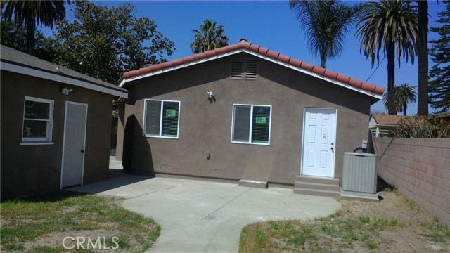 2420 Maine Avenue, Long Beach CA: https://media.crmls.org/medias/159bcb56-9e60-42b0-9810-bb859004829c.jpg
