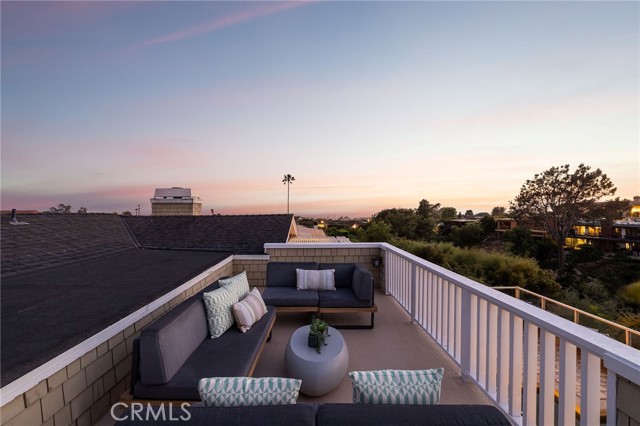 633 Rockford Road, Corona del Mar CA: https://media.crmls.org/medias/159bcf03-f43f-4b8b-b7d1-a4b83eec34db.jpg
