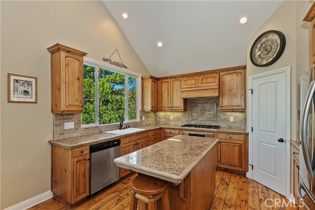 1119 Brentwood Drive, Lake Arrowhead CA: https://media.crmls.org/medias/159dc548-5faa-4eca-b7e2-1b9733794d17.jpg