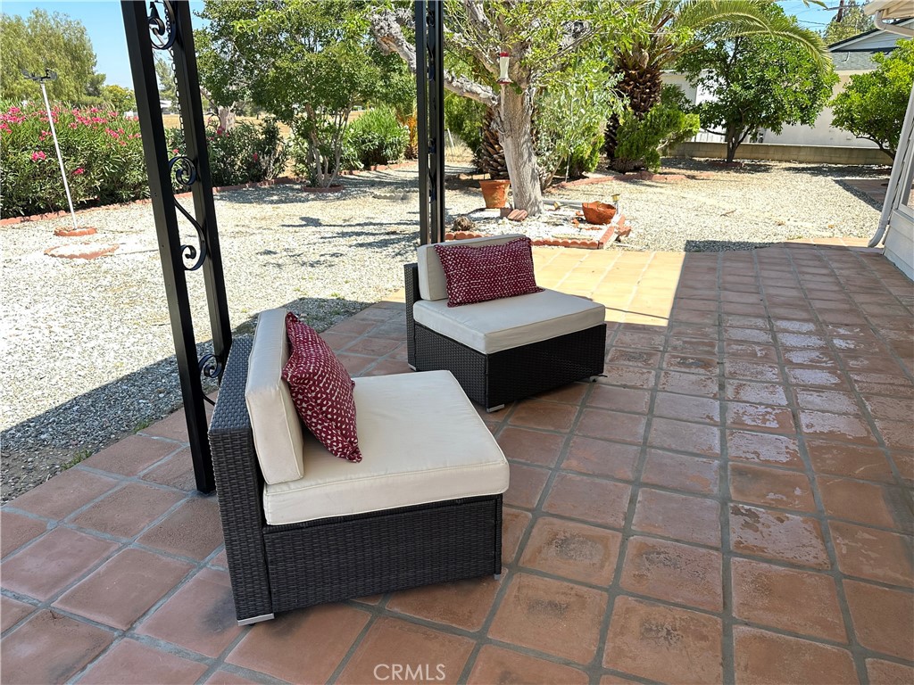 https://media.crmls.org/medias/15a10620-1bd0-4b5f-a188-6f415423e83f.jpg?preset=X-Large