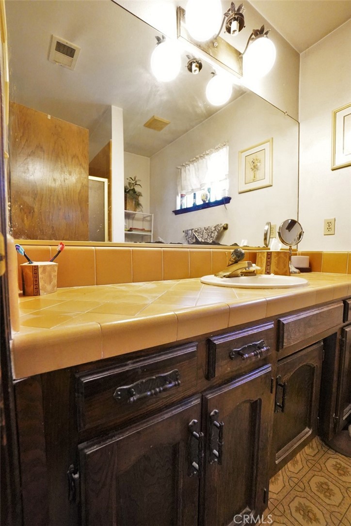 https://media.crmls.org/medias/15a10d89-d9d6-4e5b-b082-a5f0b65ca5e0.jpg?preset=X-Large