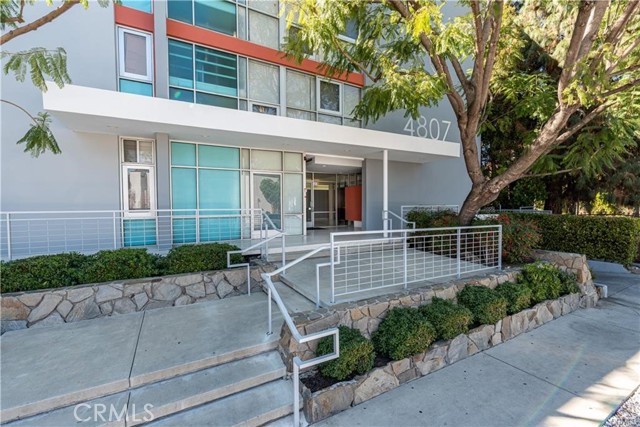 Detail Gallery Image 1 of 22 For 4807 Woodley Ave #206,  Encino,  CA 91436 - 2 Beds | 2 Baths