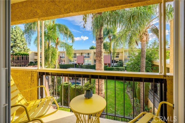 Detail Gallery Image 17 of 31 For 5435 Yarmouth #7,  Encino,  CA 91316 - 2 Beds | 2/1 Baths