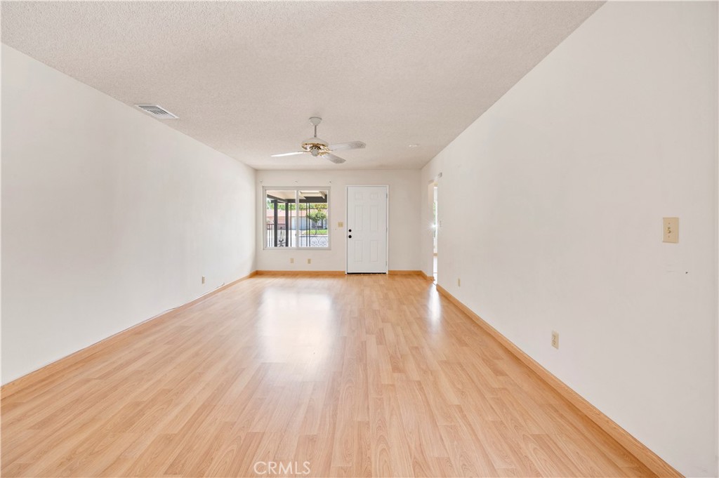 https://media.crmls.org/medias/15a6d796-f2e8-4675-ac25-dae770f61fa7.jpg?preset=X-Large