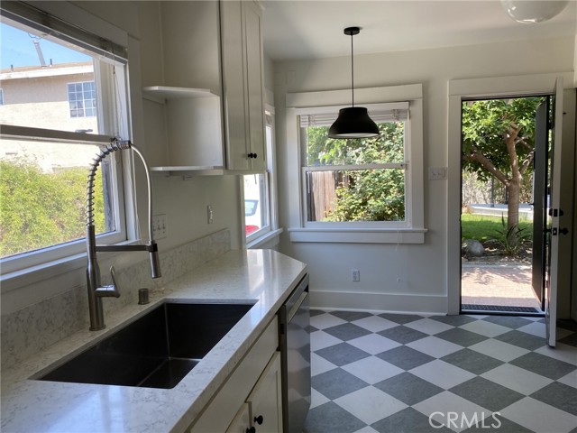 Detail Gallery Image 12 of 19 For 1116 Queen Anne Pl, Los Angeles,  CA 90019 - 3 Beds | 2 Baths