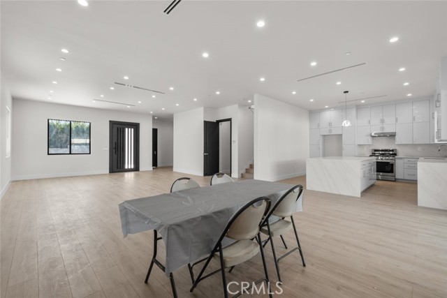 Detail Gallery Image 13 of 39 For 12937 W Kilikia Dr, North Hollywood,  CA 91605 - 4 Beds | 4 Baths