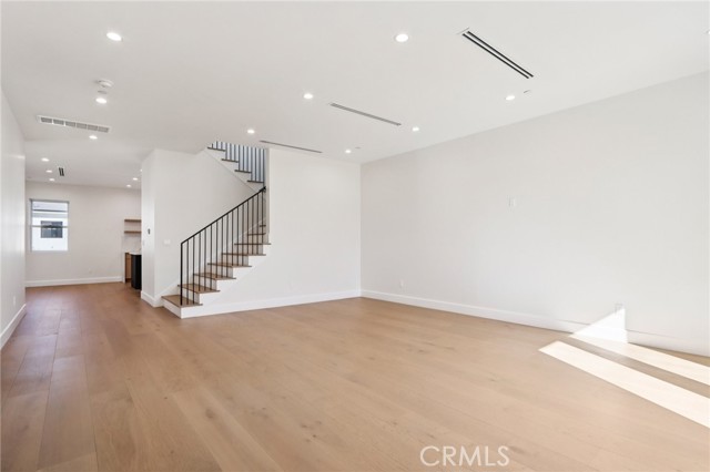 Detail Gallery Image 8 of 51 For 14931 Vose St, Van Nuys,  CA 91405 - 7 Beds | 6/1 Baths