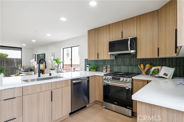 Detail Gallery Image 15 of 33 For 816 N Monterey St #14,  Alhambra,  CA 91801 - 2 Beds | 2/1 Baths