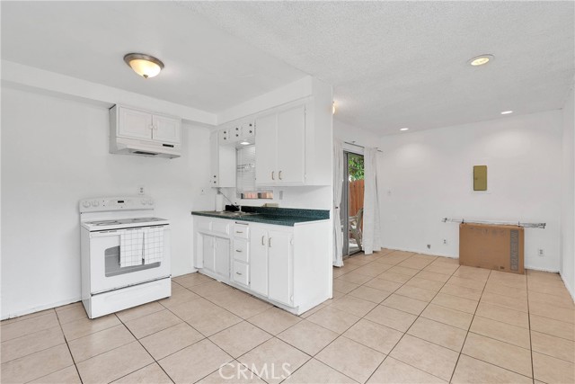 470 E Home Street, Long Beach CA: https://media.crmls.org/medias/15b399ea-3f95-43b7-916d-ae2760fe6a02.jpg