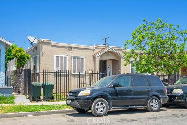 1139 E 68th Street, Los Angeles CA: https://media.crmls.org/medias/15b3d713-aa6f-49f0-88d7-4cd520bbd759.jpg