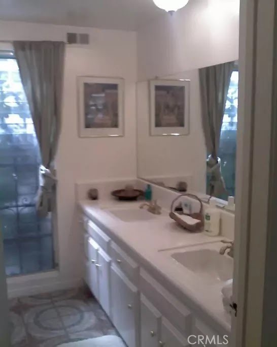 Detail Gallery Image 2 of 4 For 6524 Petit Ave, Van Nuys,  CA 91406 - 4 Beds | 2 Baths