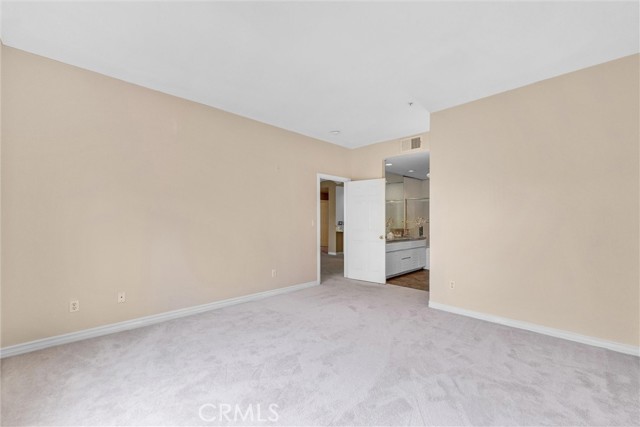 Image 23 of 40 For 2233 Martin  302