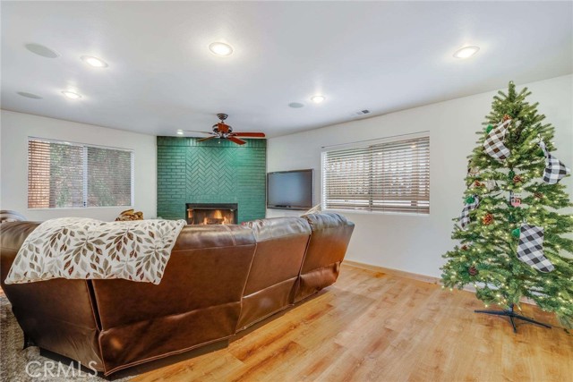 513 W Victoria Court, Lake Arrowhead CA: https://media.crmls.org/medias/15bde039-ec1a-47a8-a3cc-e99d2cd6e9f4.jpg