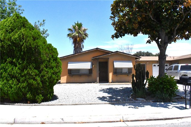 1956 Calle Arboleda, Hemet CA: https://media.crmls.org/medias/15c55ca3-2e25-4ef1-b9fd-b19324a65a7b.jpg