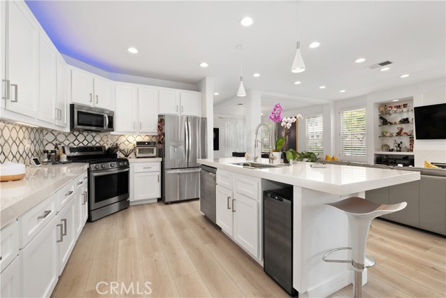 17 Crescent City, Irvine CA: https://media.crmls.org/medias/15c8cce1-a4d5-4763-befa-0954e3d6e3b2.jpg