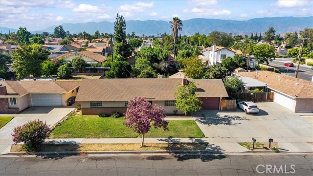 878 E Holly Street, Rialto CA: https://media.crmls.org/medias/15c90890-aadf-48b1-b7ff-8974389887cf.jpg