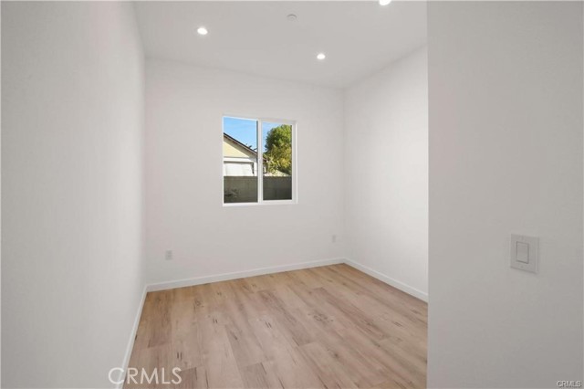 Detail Gallery Image 19 of 36 For 7842 Lasaine Ave, Northridge,  CA 91325 - 7 Beds | 5/1 Baths