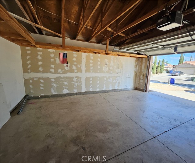 10966 Willow Lane, Adelanto CA: https://media.crmls.org/medias/15cac846-85af-4c7a-bc61-bdd94a43867a.jpg