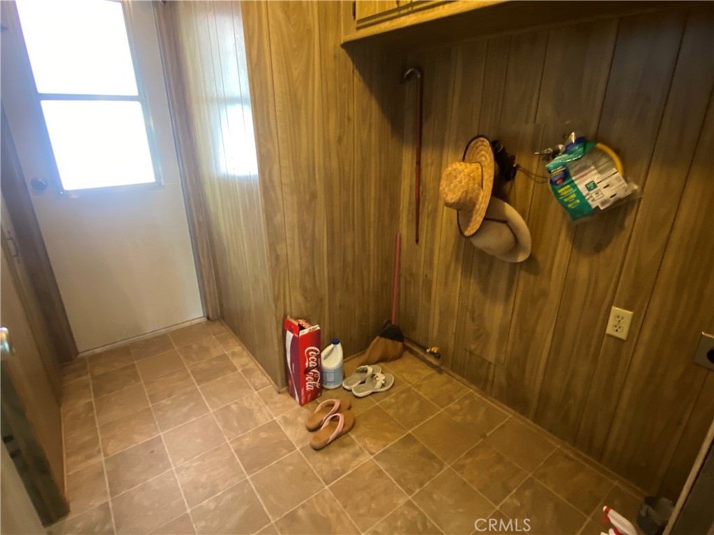 https://media.crmls.org/medias/15ce2389-dc22-46a9-9075-e77377d27909.jpg?preset=X-Large