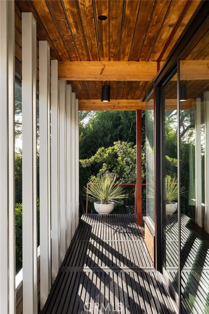 Detail Gallery Image 5 of 32 For 1515 N Tigertail, Los Angeles,  CA 90049 - 3 Beds | 2/1 Baths