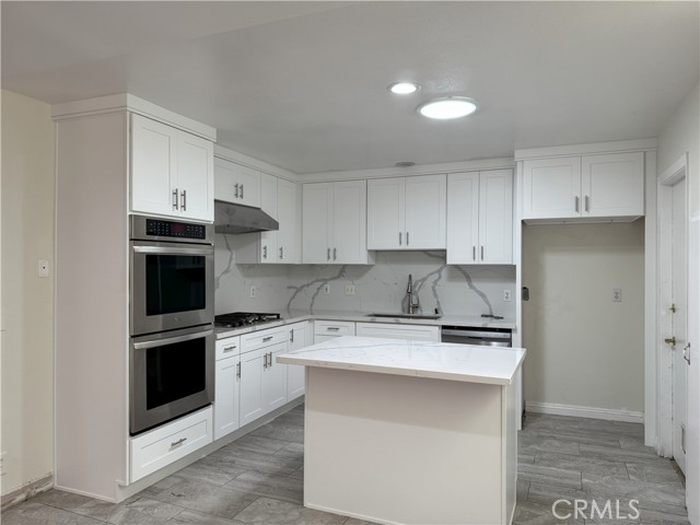 Detail Gallery Image 11 of 49 For 8161 Terry Dr, Huntington Beach,  CA 92647 - 5 Beds | 4 Baths