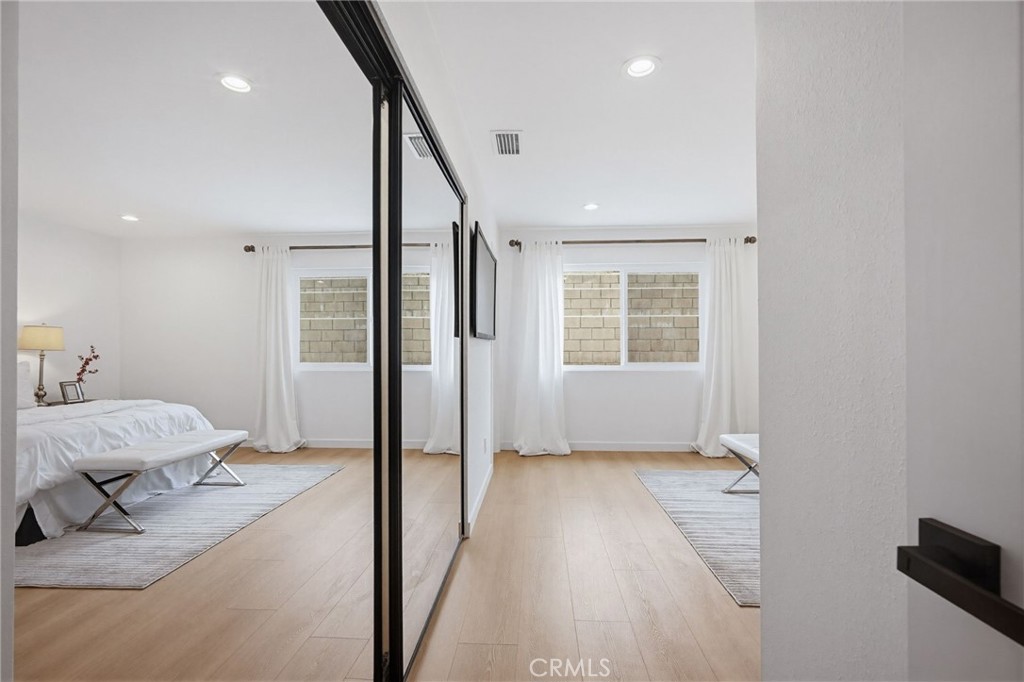 https://media.crmls.org/medias/15d7ebd9-417e-4286-80bd-73b021165a7d.jpg?preset=X-Large