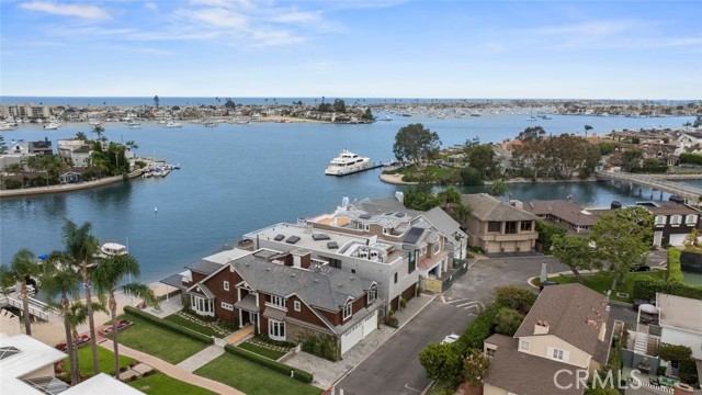 8 Beacon Bay, Newport Beach CA: https://media.crmls.org/medias/15d8cf68-d526-4207-85ca-7975dabd434d.jpg